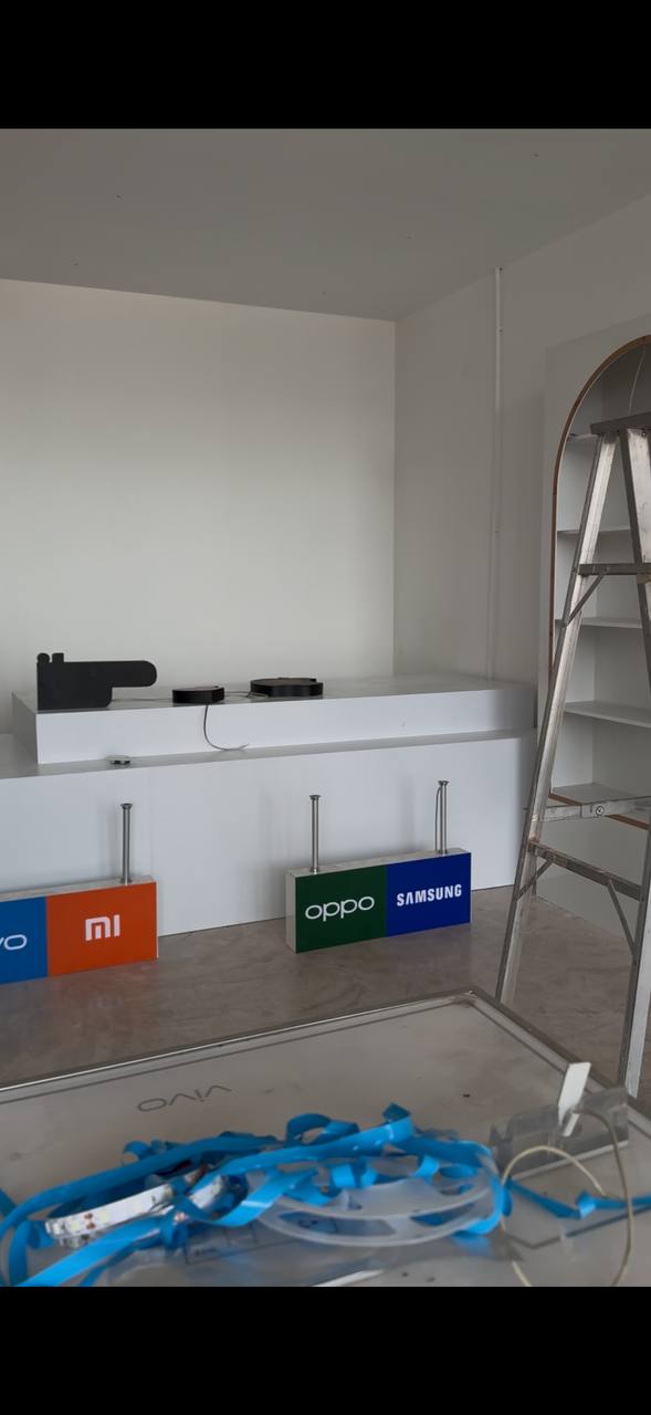 พื้นที่จัดแสดงสินค้าในร้านพร้อมป้ายแบรนด์ vivo Xiaomi OPPO Samsung